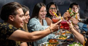 Emprendedores Iquiqueños crearon las primeras bombillas comestibles veganas y biodegradables