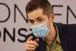 Gaspar Domínguez golpea la mesa por funa ecoconstituyente: pide no denostar tras votaciones