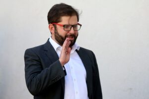 Boric confirma reorganización en Carabineros: 700 uniformados de oficina saldrán a terreno