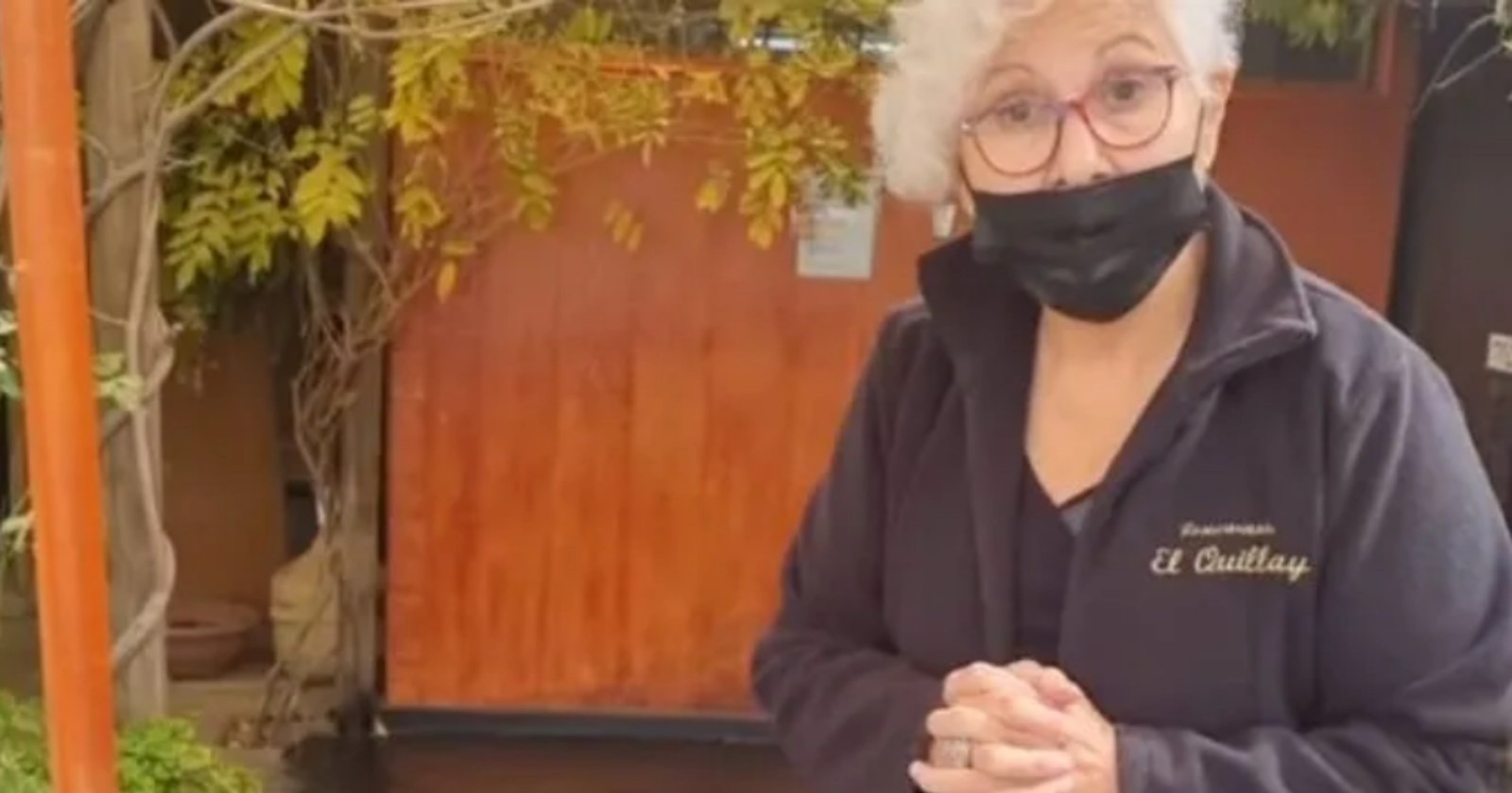 Actriz Teresita Reyes sorprende trabajando de garzona: 