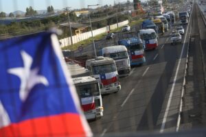 Camioneros bloquean parcialmente la Ruta 5 Sur en Paine