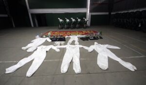 VIDEO - Reaparecen overoles blancos con ataque a vehículo policial