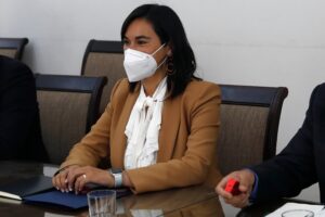 Ministra Siches invita al diálogo a camioneros y descarta viaje al sur