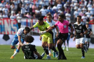 Riñas, insultos y proyectiles: el duro informe arbitral del clásico entre Universidad Católica y Colo Colo
