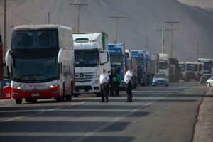 Bloqueo parcial de camioneros en Ruta 5 continúa y se reportan 9 detenidos