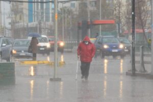 Lluvia en Santiago: Claudio Orrego llama a la ciudadanía a retirarse temprano a los hogares y evitar salir