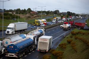 Gobierno da ultimátum a camioneros para que despejen las rutas bloqueadas
