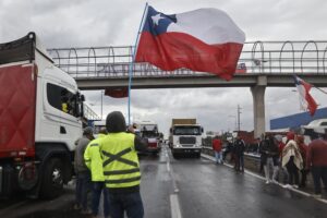 Camioneros de Paine acceden a liberar ruta tras acuerdo con el gobierno