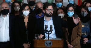 Pidió la fuente y se rió: el incómodo momento de Boric y su gabinete con periodista en conferencia de prensa