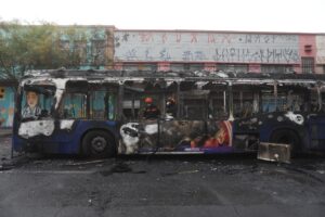 Incendian bus del Transantiago frente al Liceo Barros Borgoño