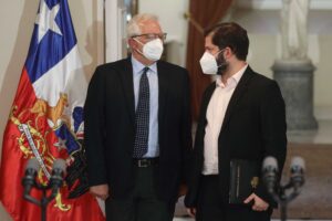 Jefe diplomático de la UE se reúne con Boric y defiende sanciones contra Rusia