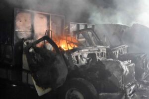 Ataque incendiario deja 25 camiones y maquinaria destruidas en Los Álamos