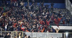 Hinchas de la UC realizan gestos racistas y agreden a niños y adultos mayores de la barra de Flamengo