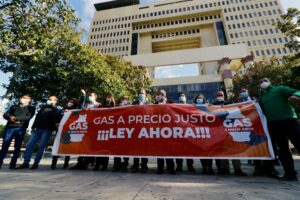 Reducir el precio y mejorar el mercado: las medidas que prepara el Ejecutivo para frenar alza del gas licuado
