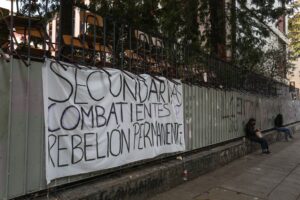 Cuatro liceos emblemáticos de Santiago y Providencia se mantienen en toma