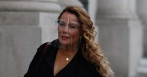 Concejal de Maipú acusa a Cathy Barriga en gastar cerca de 7,5 millones en aros de perla