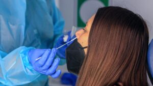 Nueva variante de Ómicron descubierta en Japón sería más contagiosa