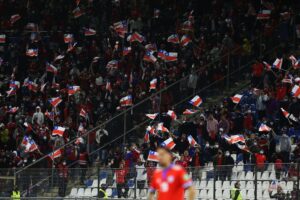 FIFA sancionó a la Roja por mal comportamiento de los hinchas en partidos ante Argentina y Uruguay
