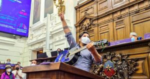 VIDEO - Insólito: convencional Nicolás Núñez participa de votación en medio de una ducha