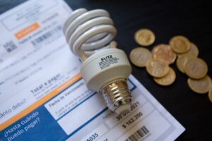 ¿De qué se trata el proyecto del Gobierno que busca evitar el alza en las cuentas de la luz?