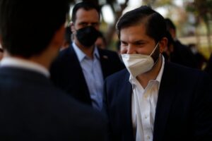 Criteria: desaprobación al presidente Boric aumentó 18 puntos en abril