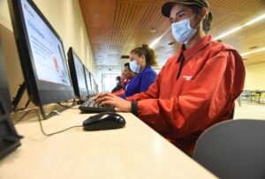 Carteros 2.0: Trabajadores de CorreosChile se especializarán en logística, electromovilidad y transformación digital en Inacap