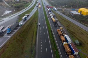 Empresas CMPC y Camanchaca detienen producción ante el paro de camiones en el sur