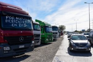 Camioneros alcanzan acuerdo con el Gobierno y deponen el paro