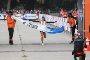 Chilenos Daniel Cortés y Danica Kusanovic ganaron la Maratón de Santiago