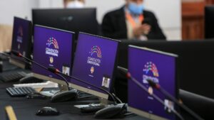 Encuesta Cadem: 41% optaría por una tercera vía que proponga una nueva Constitución