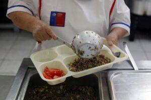 Junaeb responde a reclamos de estudiantes y apunta a cambios en costumbres alimentarias en el hogar