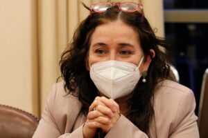 Ministra de Salud proyecta aumento de casos de COVID-19 y pide reforzar la vacunación