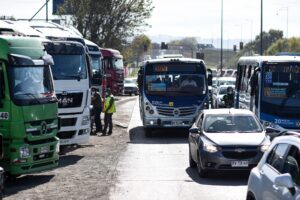 Camioneros ajenos a acuerdo con el Gobierno volvieron a bloquear ruta en Biobío