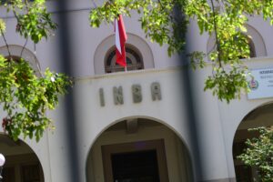Municipio de Santiago anuncia investigación por denuncia de alumnos del INBA contra guardas de la Quinta Normal