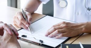 Isapre Consalud se querella contra más de 180 médicos por emisión de licencias irregulares