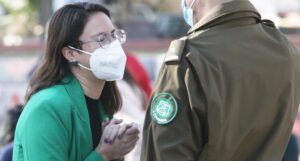 Los reparos del PC y del Frente Amplio a la controvertida gestión de Irací Hassler en Santiago