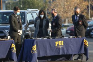 Detienen a ex carabinero: tenía 65 armas y 99 mil balas en su casa de Maipú