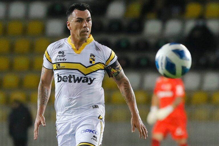 Aseguran que Esteban Paredes se retirará en partido entre Colo Colo y Coquimbo Unido