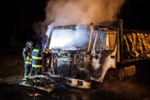 Ataque incendiario destruye cinco camiones y maquinaria forestal en Mulchén