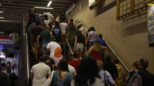 Línea 1 del Metro de Santiago suspende servicio por persona en las vías