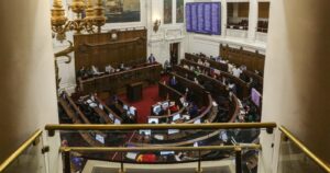 Encuesta Black&White: crece rechazo a nueva Constitución y 63% está a favor de que sea redactada por grupo de expertos