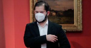 Encuesta Black&White: se desploma apoyo a Presidente Boric y rechazo llega al 62%