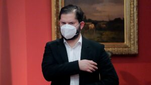 Gabriel Boric visitó a carabinero de escolta presidencial que fue baleado tras asalto