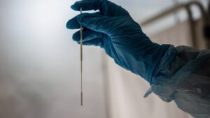 COVID-19: Solo 12% de los adultos jóvenes se han vacunado con la cuarta dosis