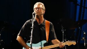 Antivacunas Eric Clapton se contagió de COVID-19 y suspendió shows