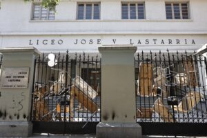 Estudiantes del Liceo Lastarria deponen toma tras casi un mes de movilización