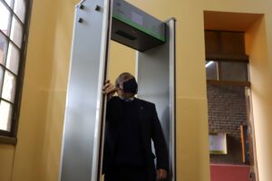 Seremi de Educación criticó instalación de detector de metales en colegio de Valparaíso