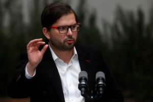 Hombre que lanzó piedra a presidente Boric quedó en libertad y deberá cumplir con trabajos comunitarios