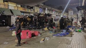 Carabineros desalojó medio centenar de puestos de vendedores ambulantes del Barrio Meiggs