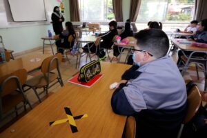 Vacunación hasta el 80% se exigirá a partir de séptimo básico para no limitar aforos en salas